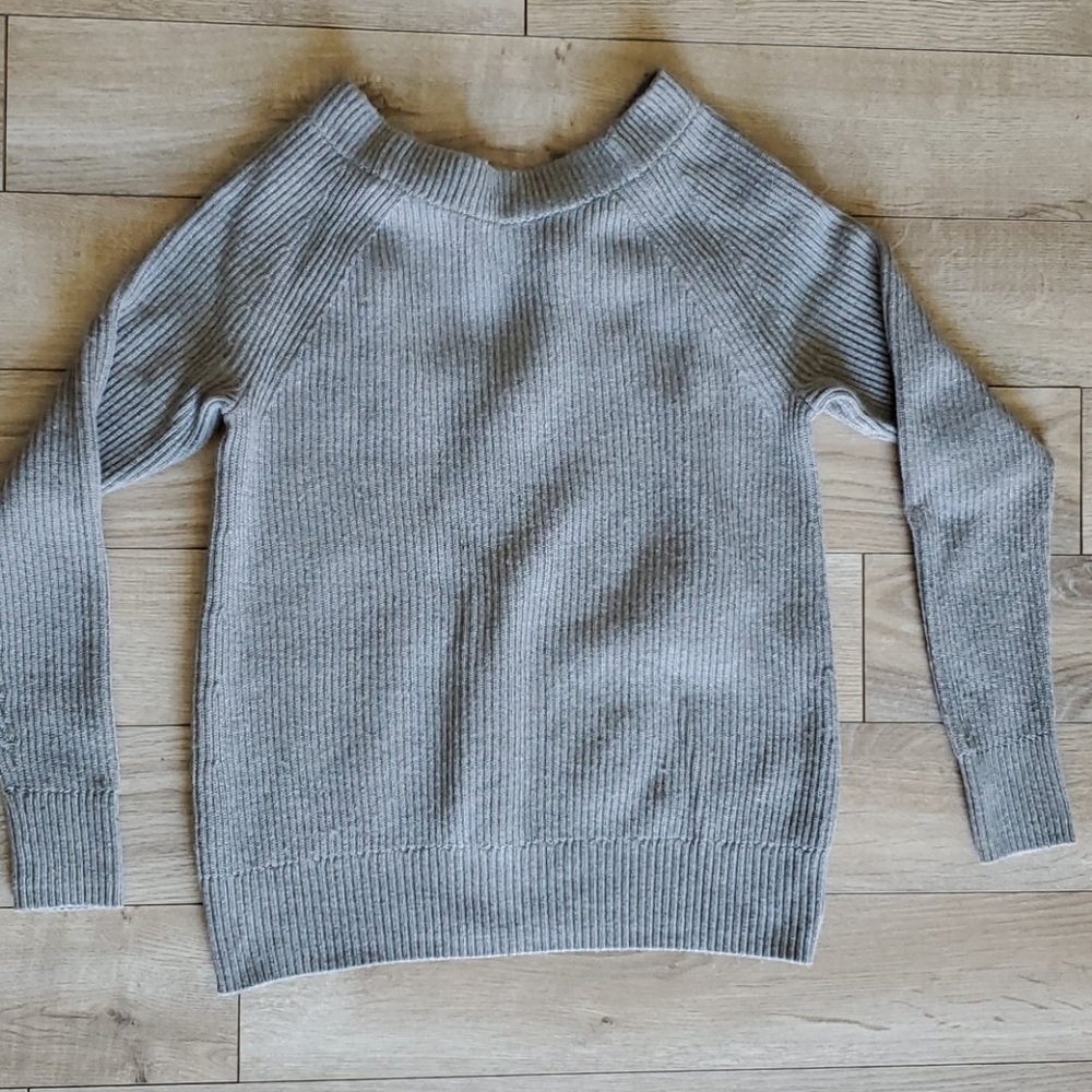 Banana Republic Open Back Grey Sweater size small - Picture 3 of 6